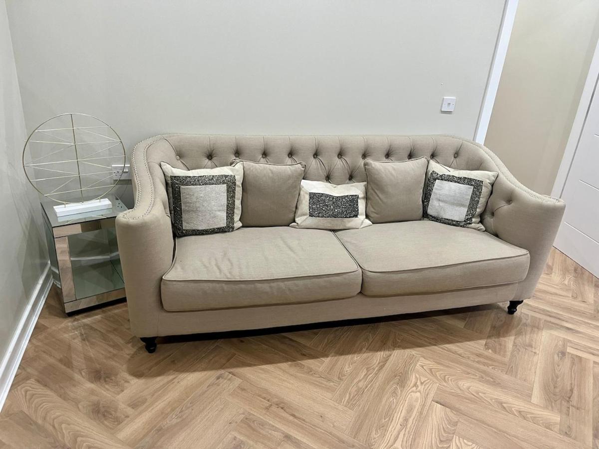 Luxury Spacious 4 Dbl Br House With Free Parking