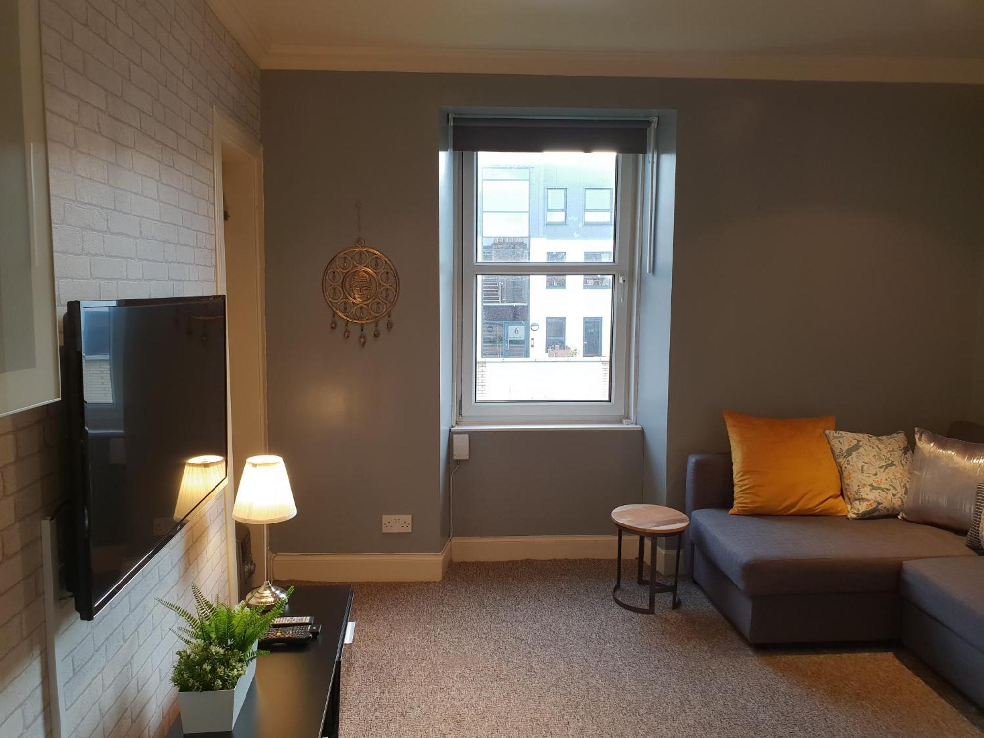 The Broughton - Modern 1 Bed Flat - Walking Distance From Centre *