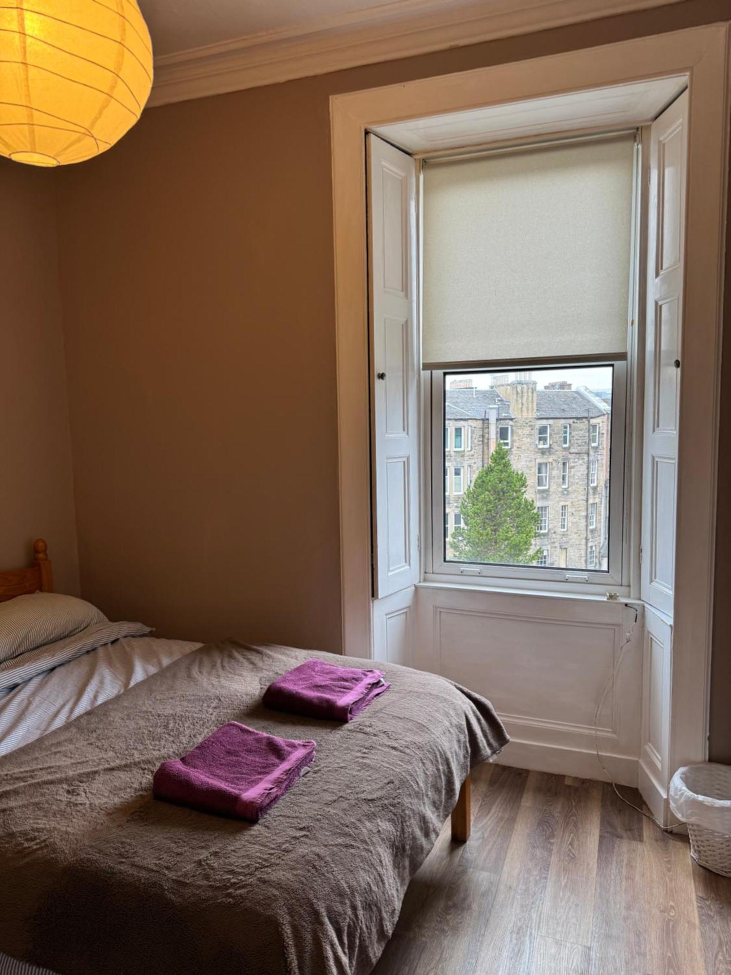 Homestay In Historic Tenement Shared Near Old Town Edinburgh