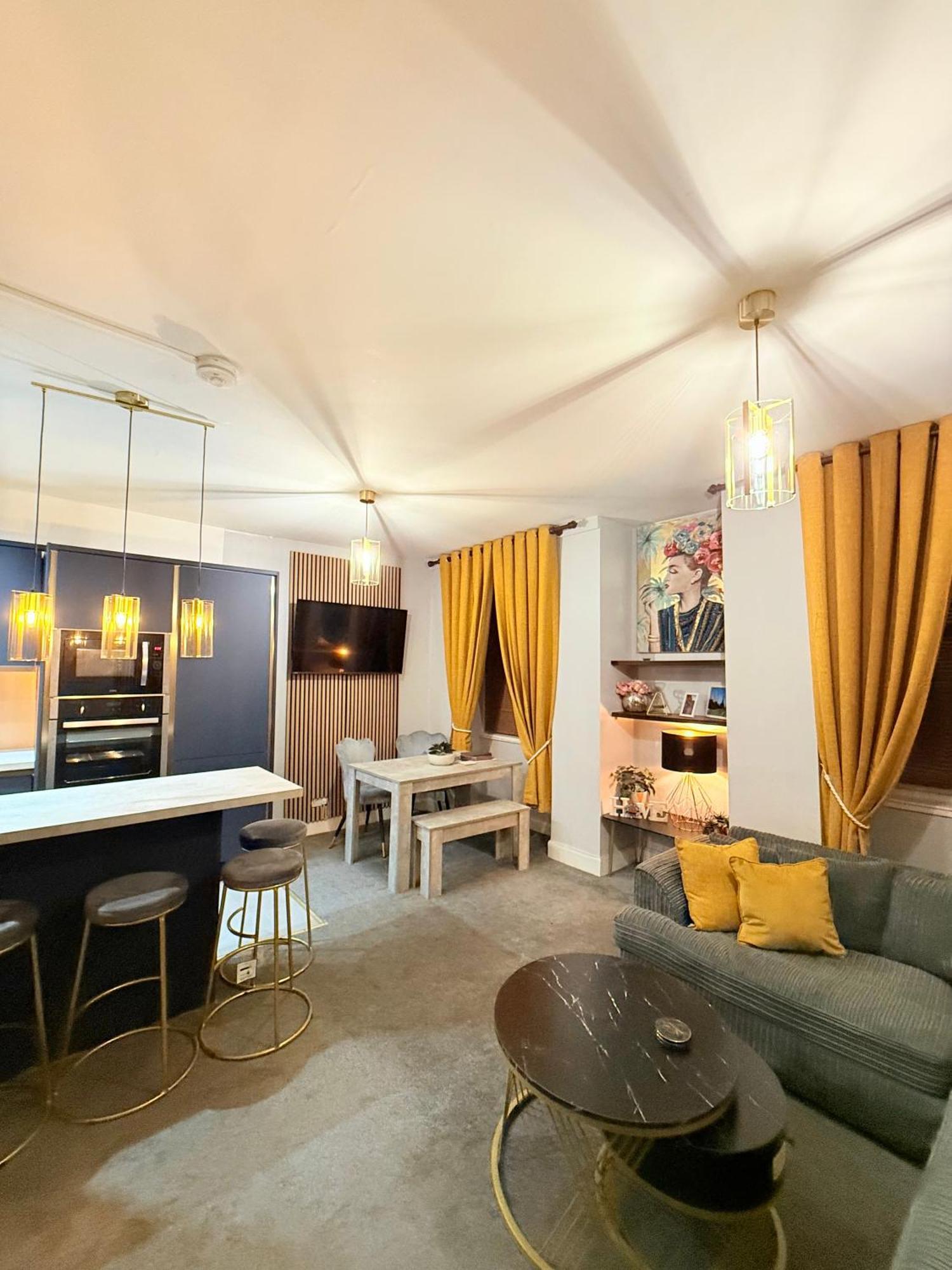 Two Bedroom Apartment-central Edinburgh-old Town-licensed Apartment *