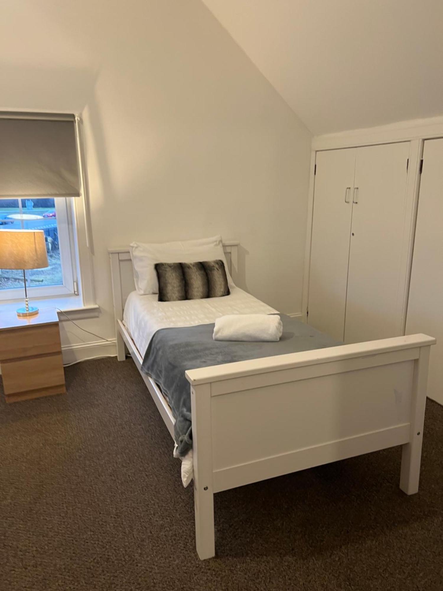 4 Bed Near Airport Ferienhaus