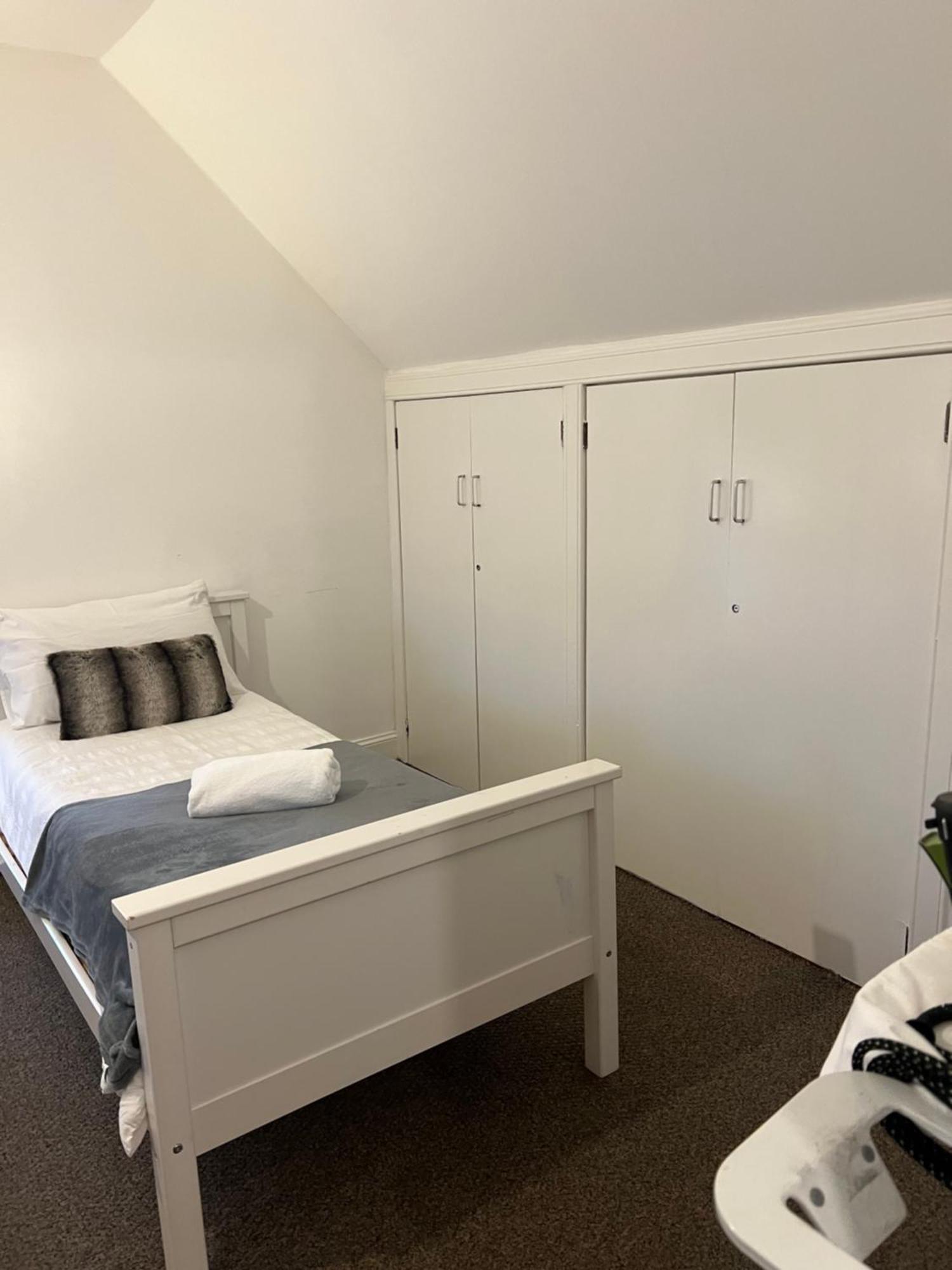 Holiday home 4 Bed Near Airport