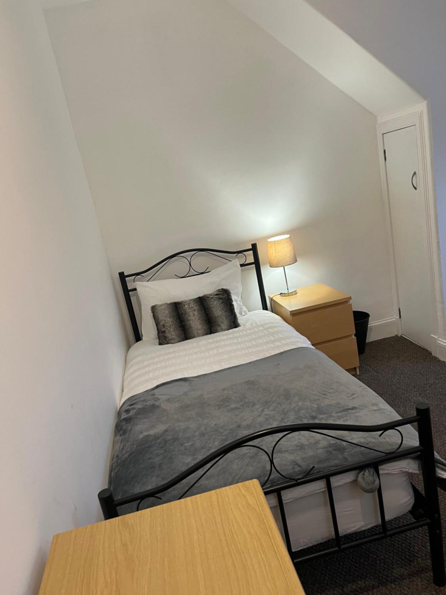 4 Bed Near Airport Holiday home *