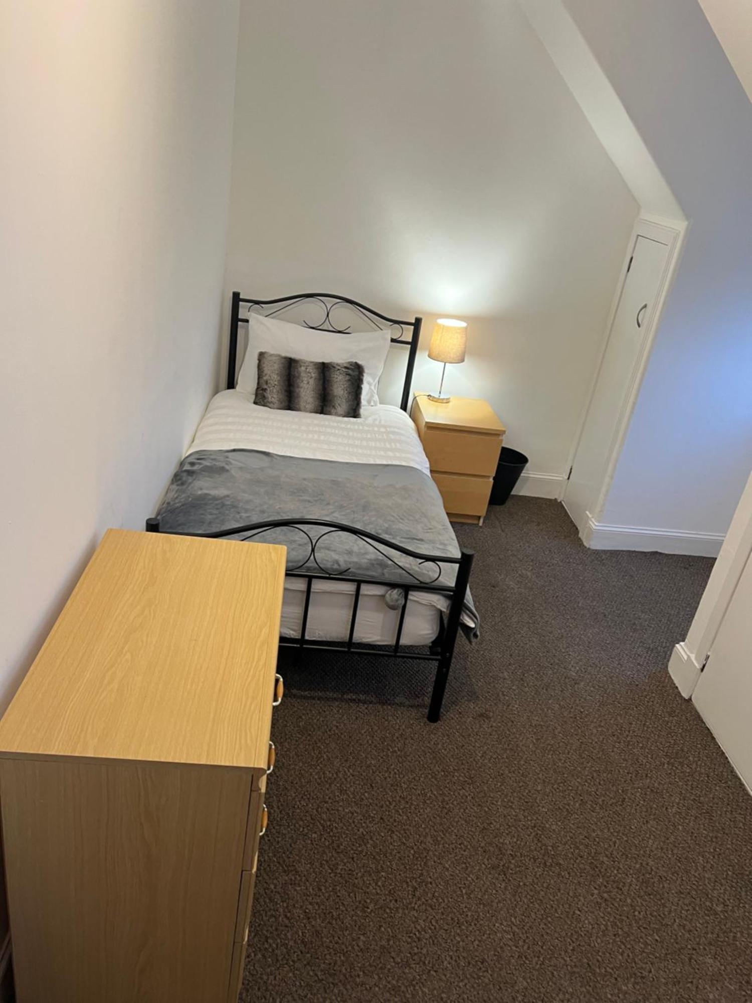4 Bed Near Airport * Edinburgh