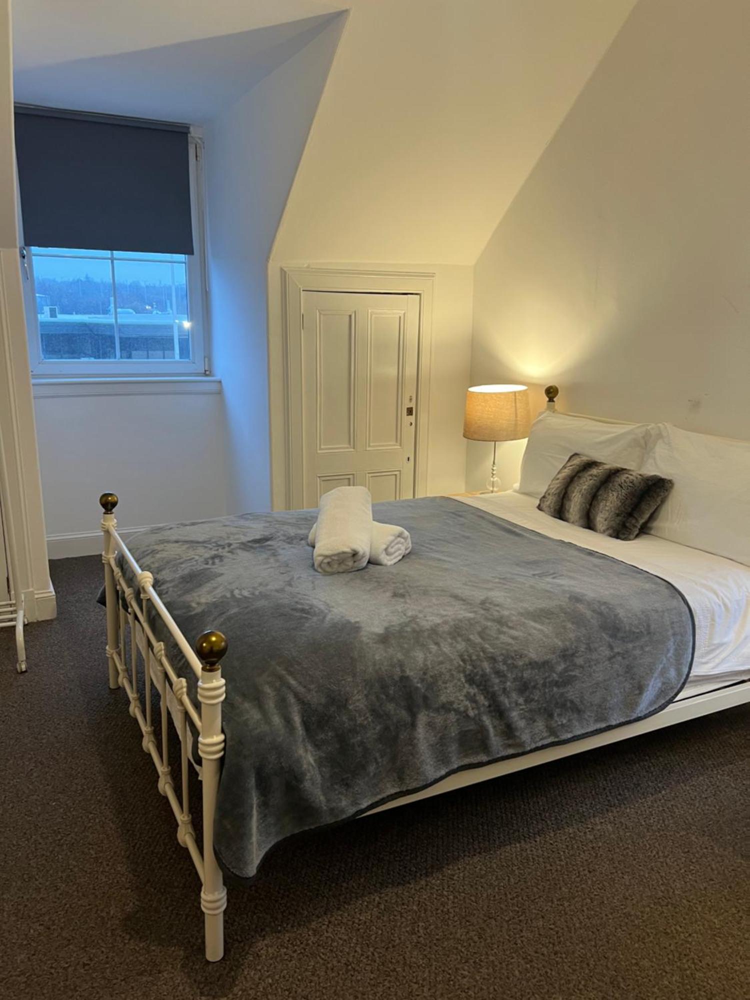 4 Bed Near Airport Holiday home
