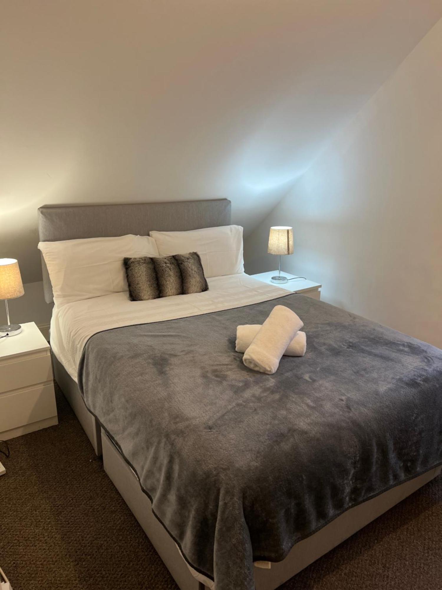 4 Bed Near Airport Holiday home *