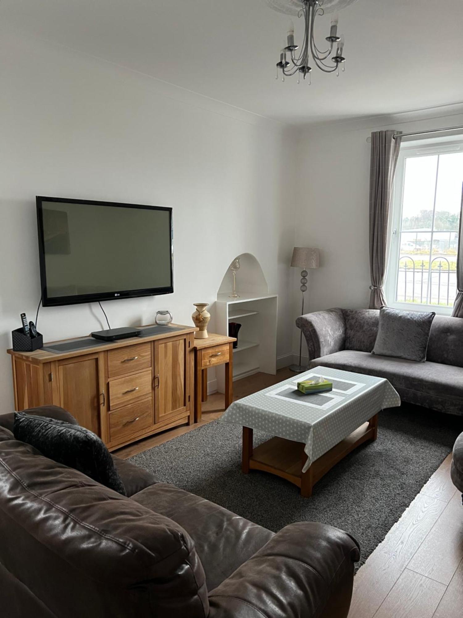 4 Bed Near Airport Holiday home *