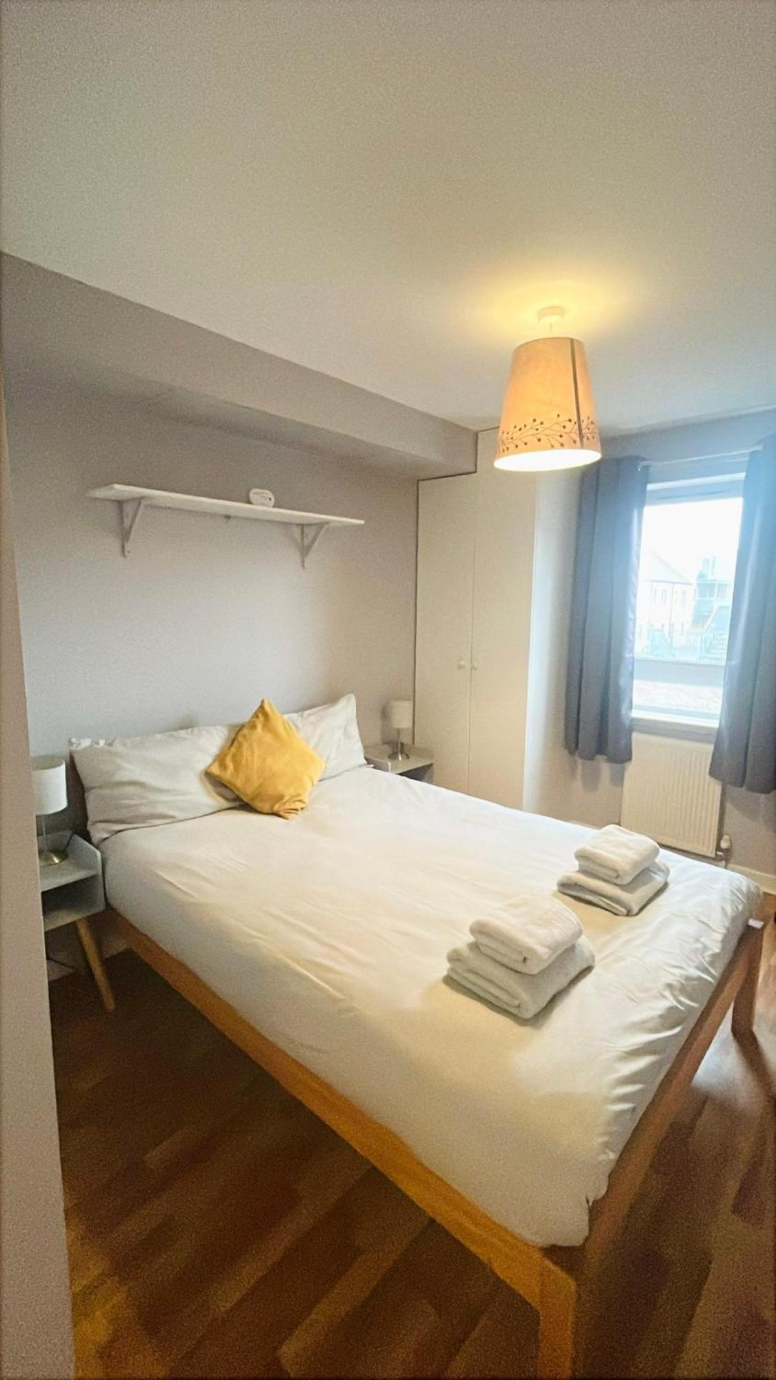 Modern Spacious Retreat With Free Parking And Private Balcony Apartment Edinburgh
