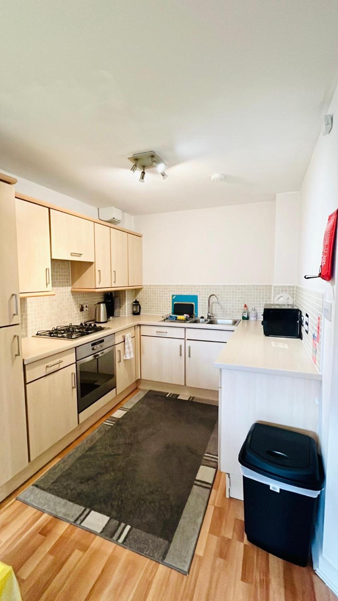 Apartment Modern Spacious Retreat With Free Parking And Private Balcony