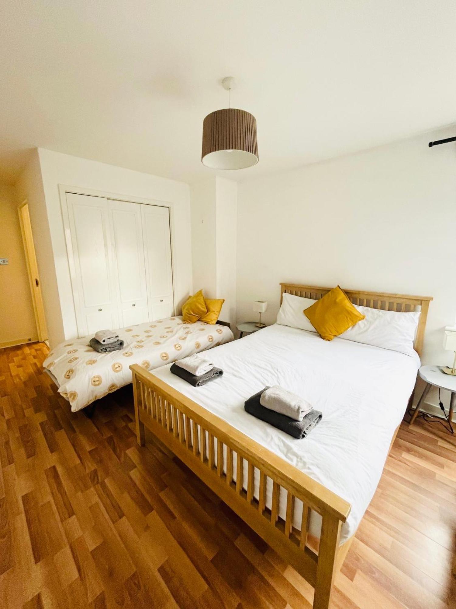 Modern Spacious Retreat With Free Parking And Private Balcony Edinburgh