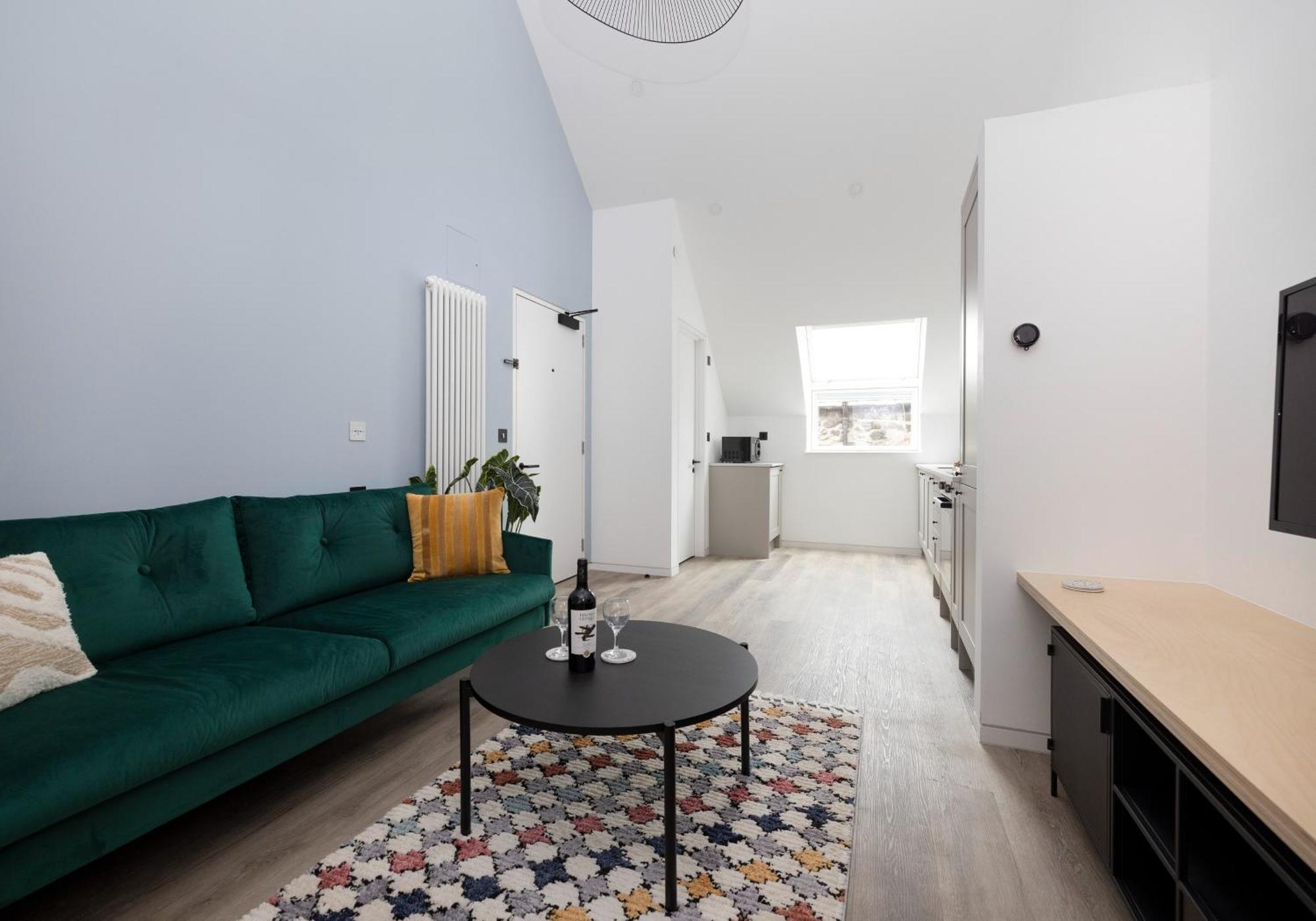 Charming Near Holyrood Park & Calton Hill Apartment Edinburgh