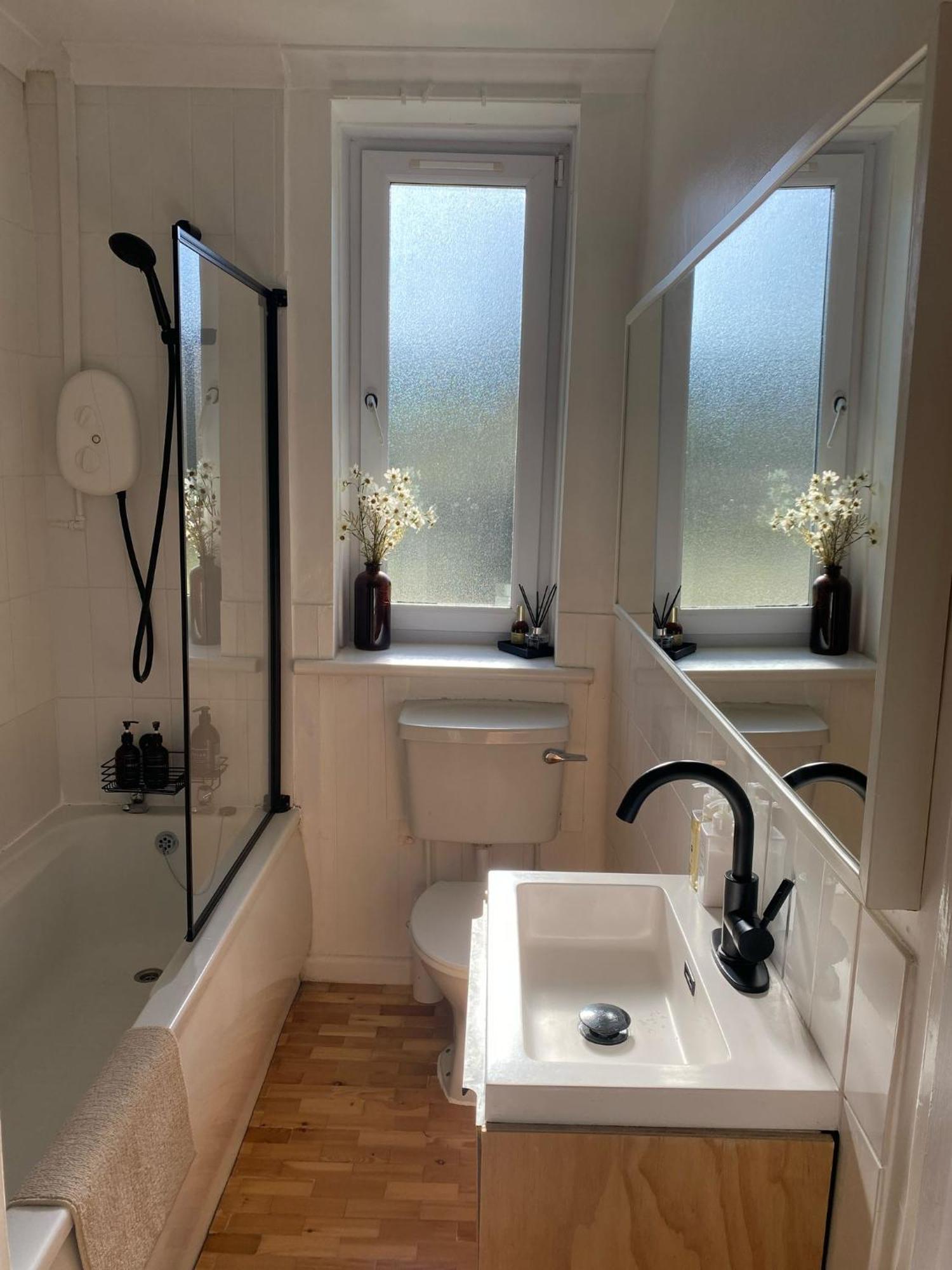 2 Bed With Garden Near Centre & Beach, Free Parking Apartment *
