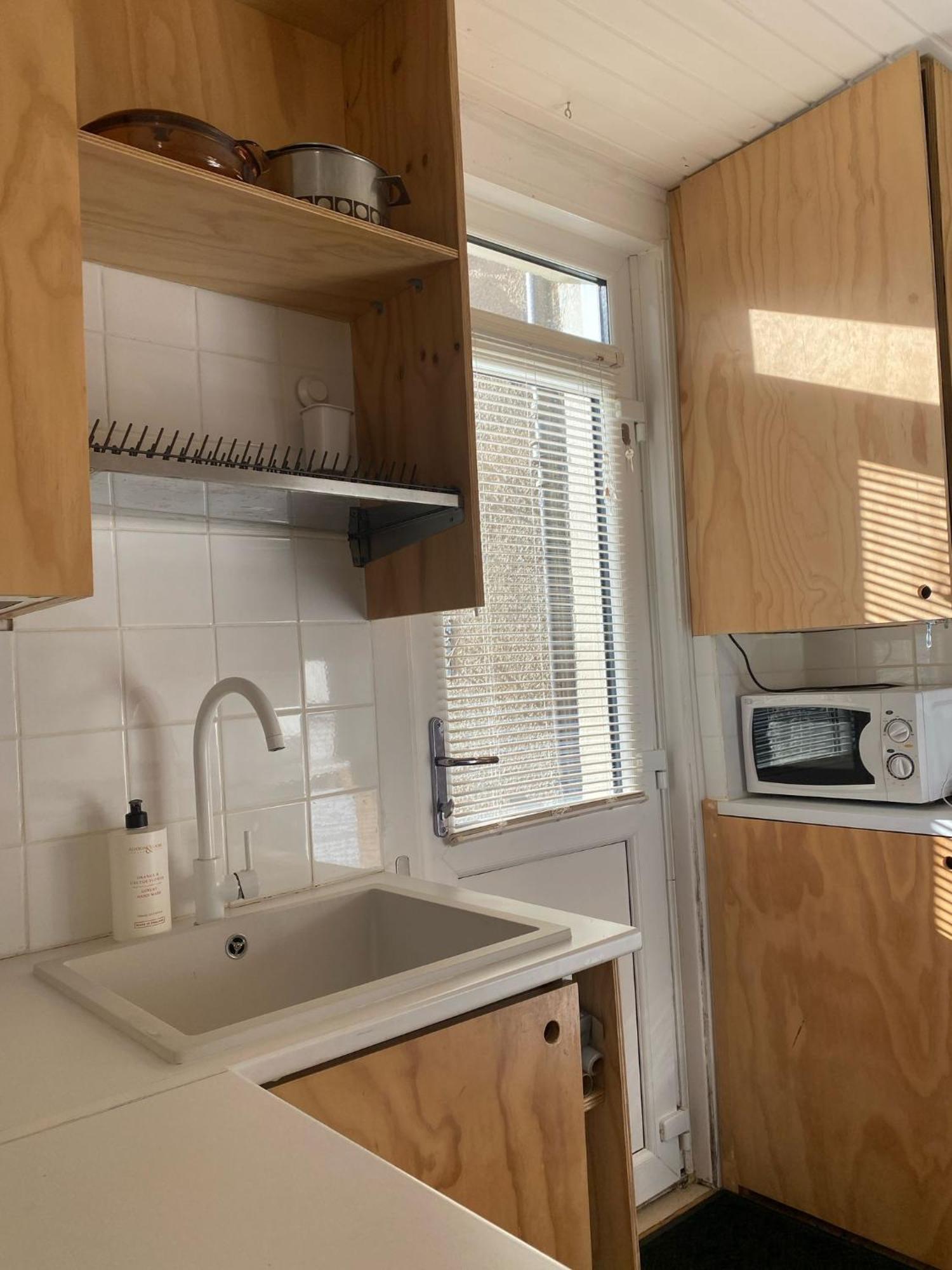 2 Bed With Garden Near Centre & Beach, Free Parking Apartment