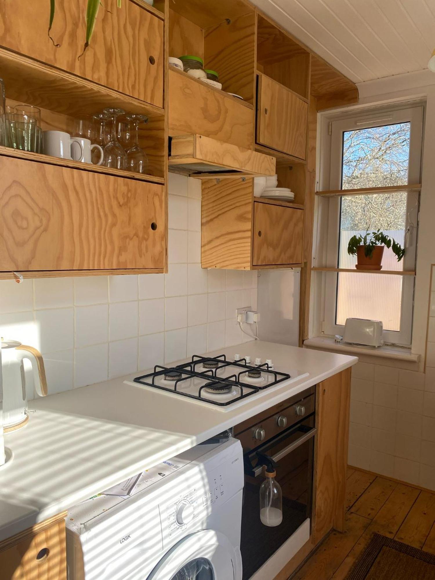 2 Bed With Garden Near Centre & Beach, Free Parking Apartment *