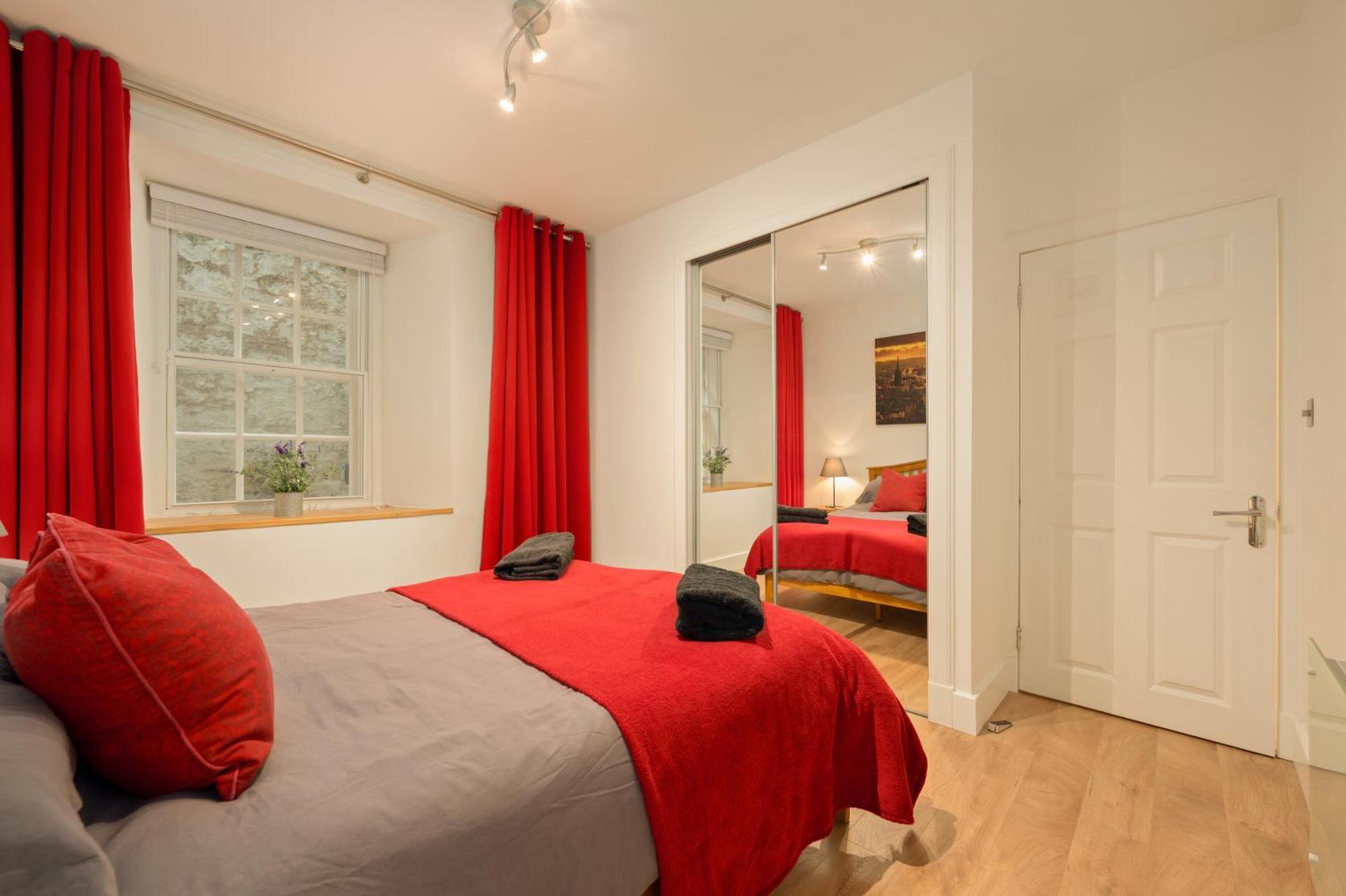 Heart Of Edinburgh's Historic Old Town - Blair Street Apartment EDI