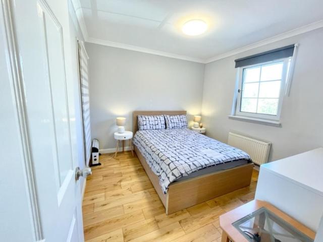 Double With Private Bathroom And Parking * Edinburgh