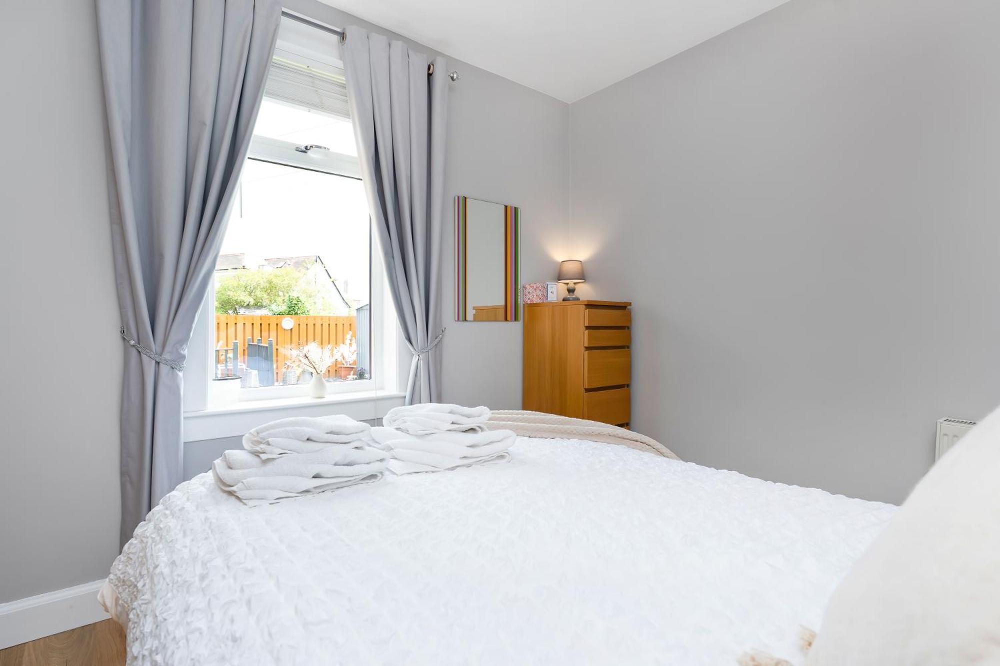 Apartment Crewe - Modern 2 Bedroom, Free Private Parking And Garden *