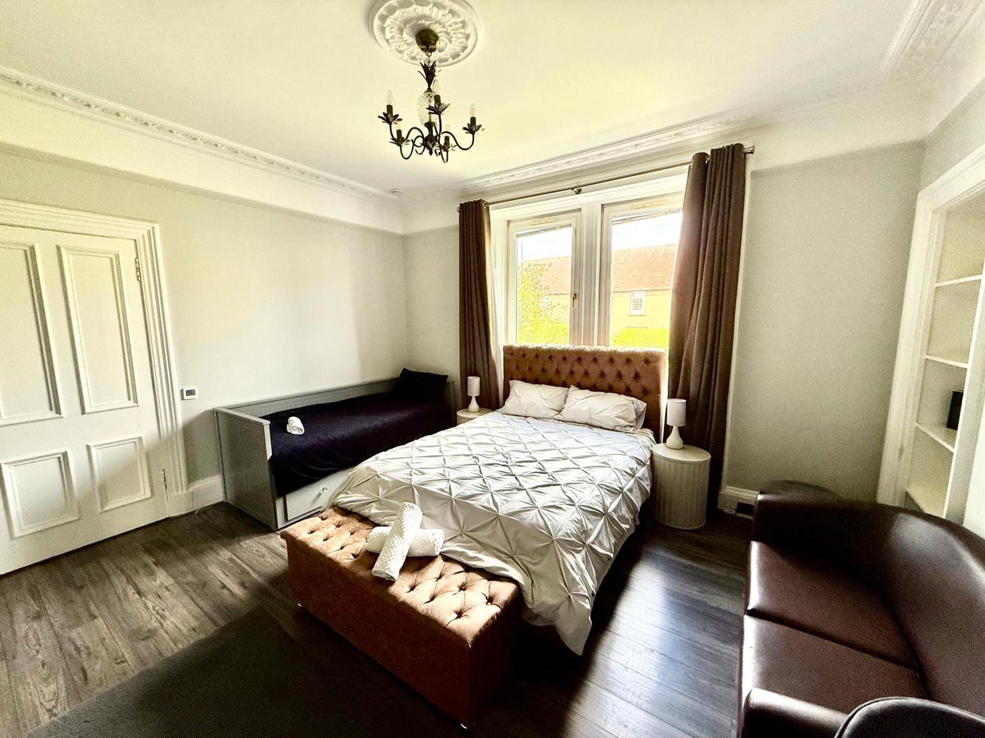 Immanuel House - Modern Luxury Victorian 1872 - Free Parking & Fast Fibre Optic Wifi Apartment *
