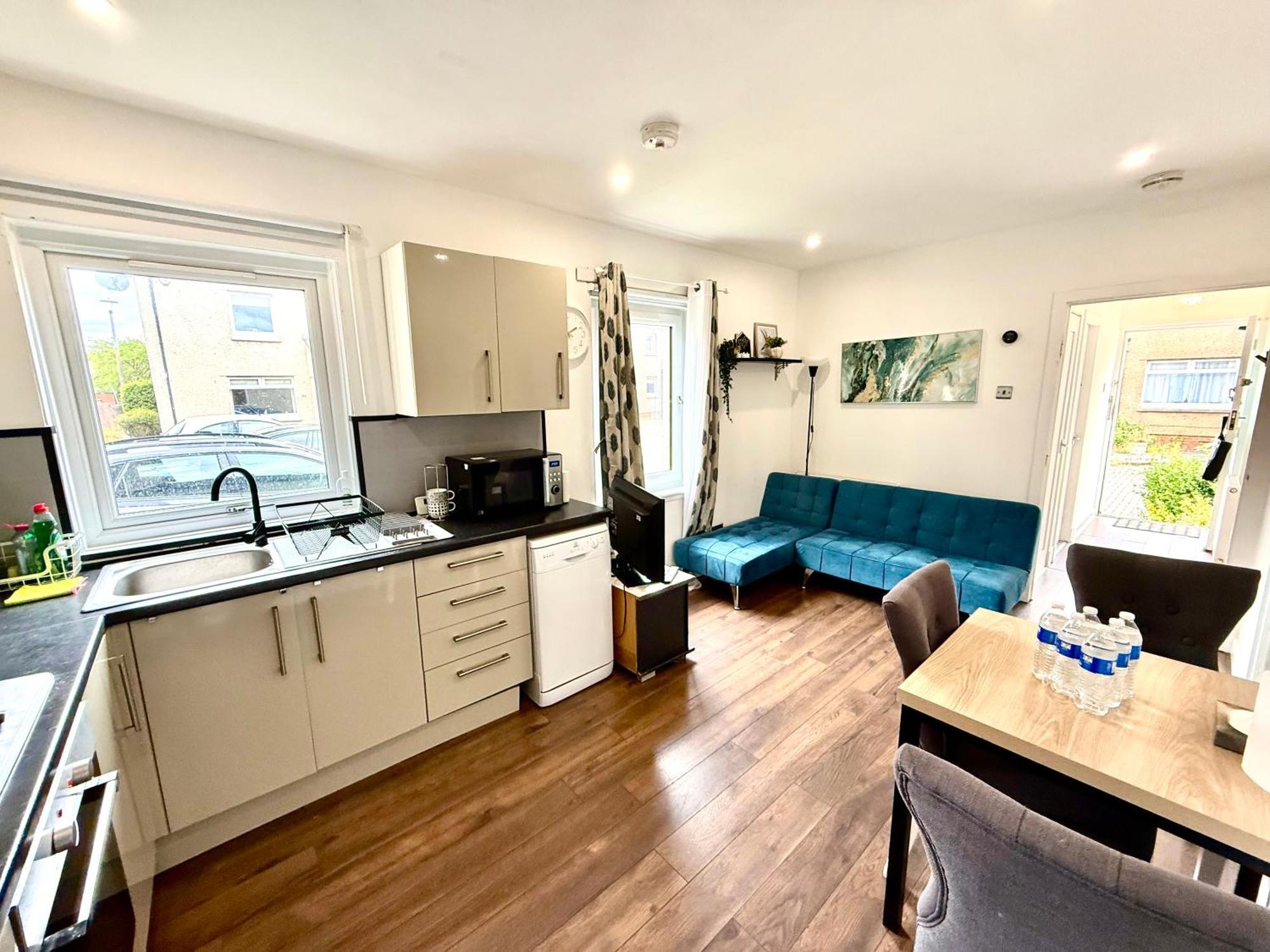 South Gyle House - Superfast Wifi And Free Parking - 7 Minutes To Airport