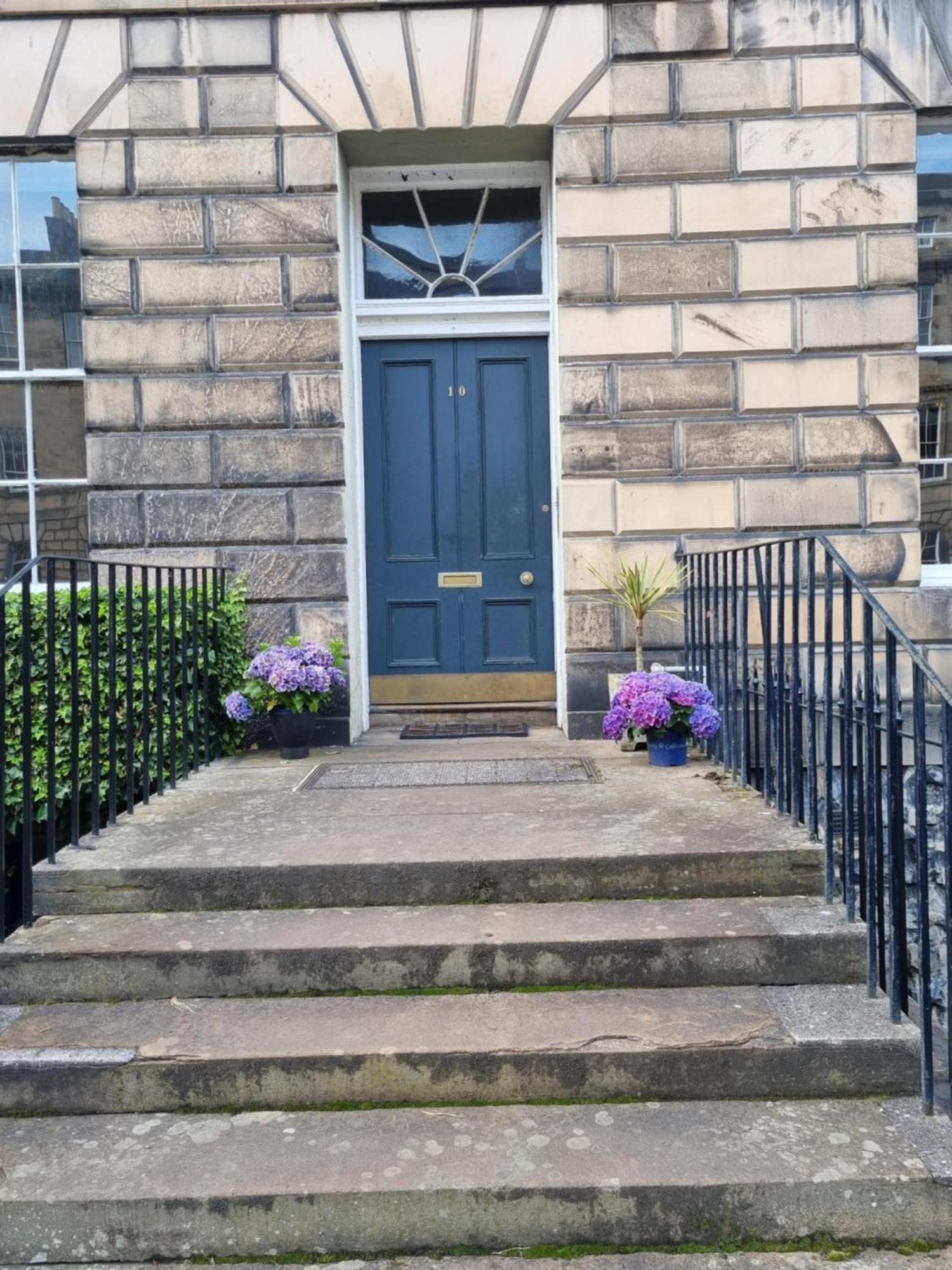3 Double-bed Georgian In Prime Location Apartment
