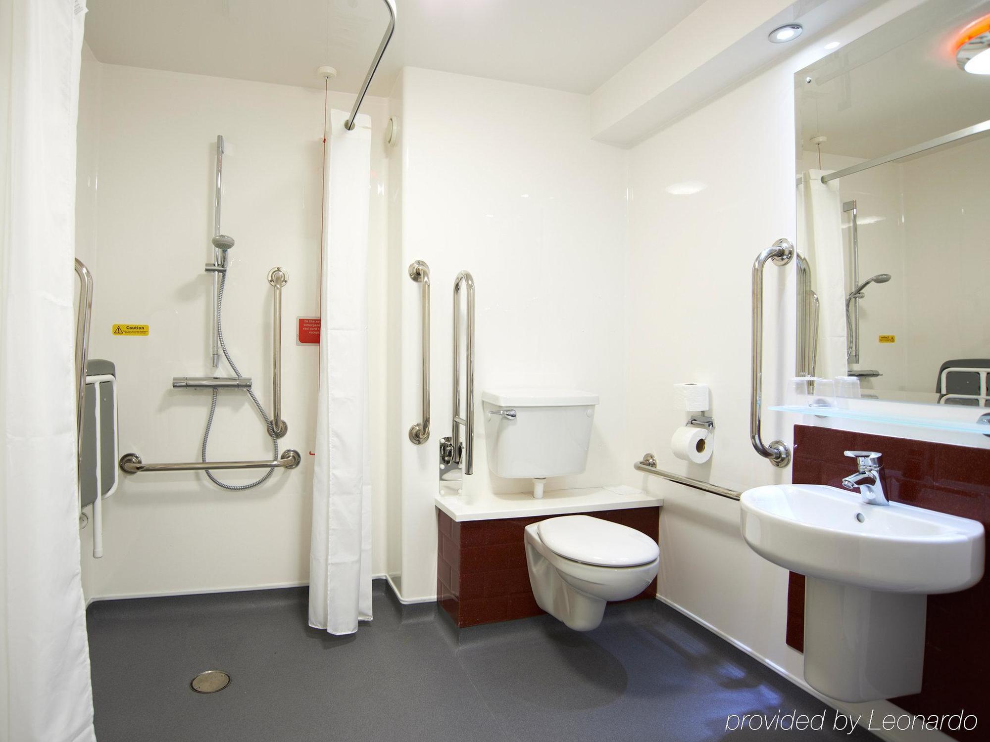 Travelodge Central Princes Street Hotel 3*