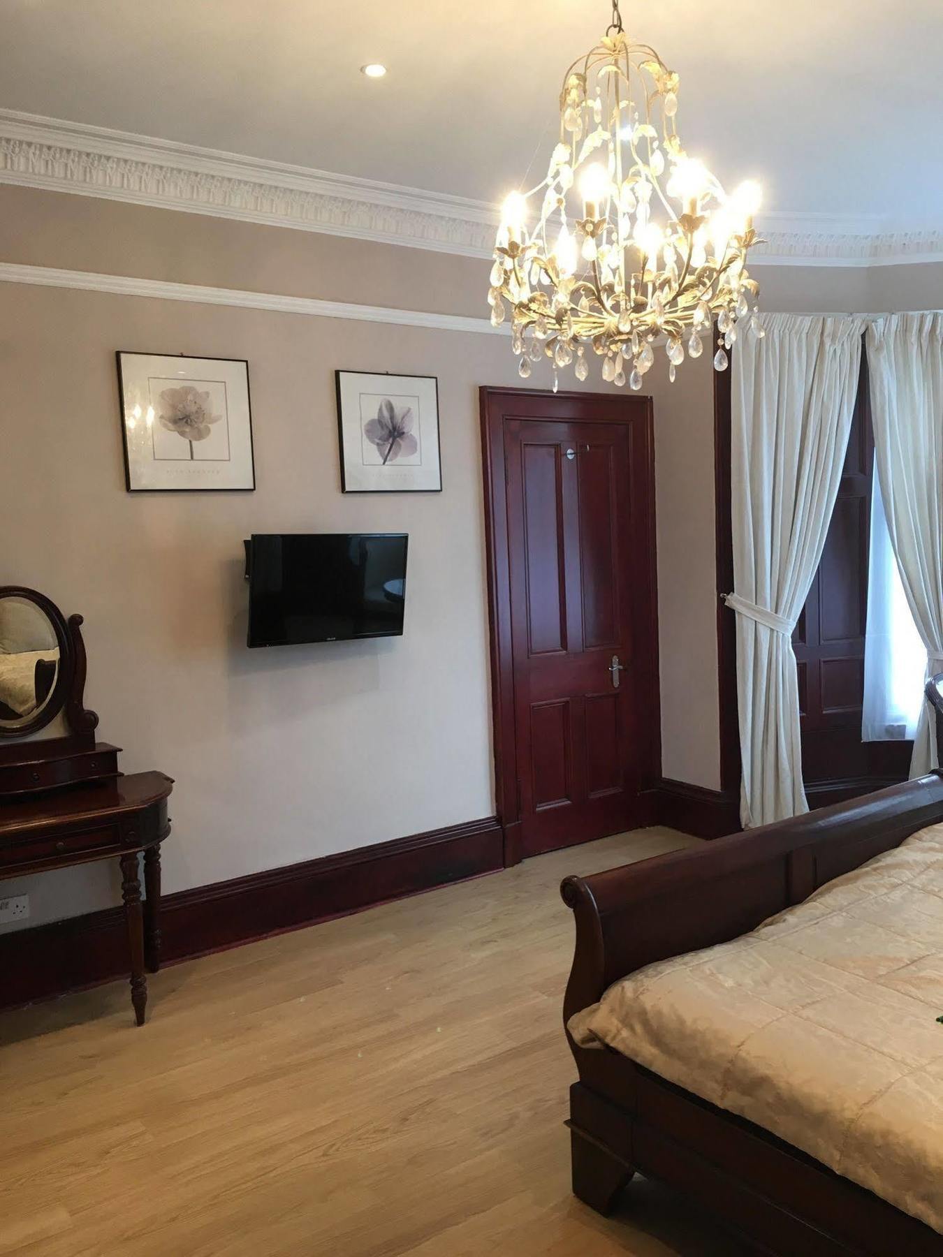 Lanark Apartment *