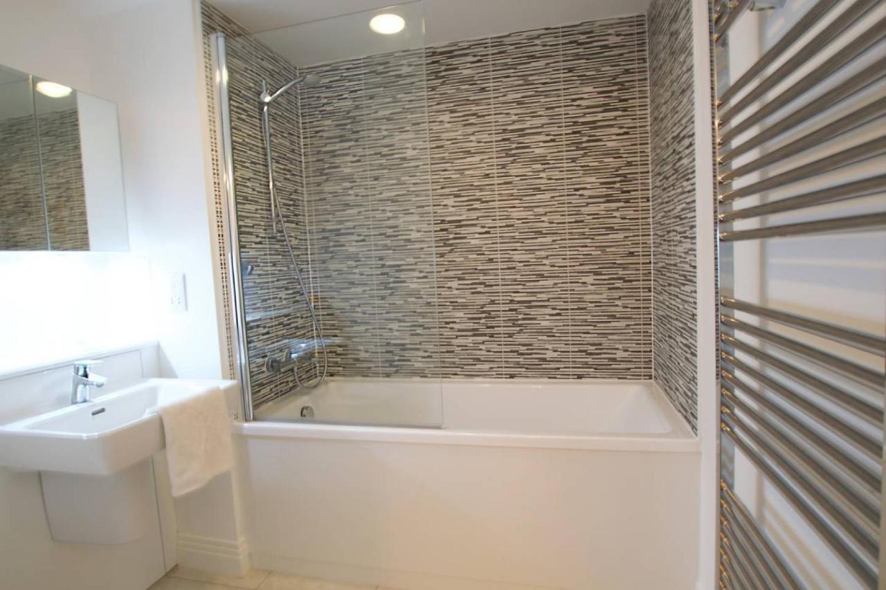 Altido Bright Centre 2bed, 2bath With Free Parking Apartment *