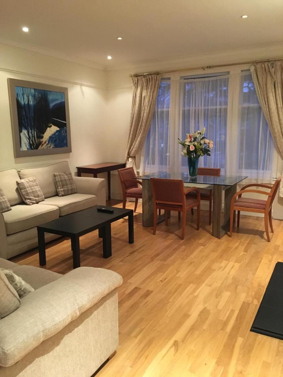 Lanark Apartment *