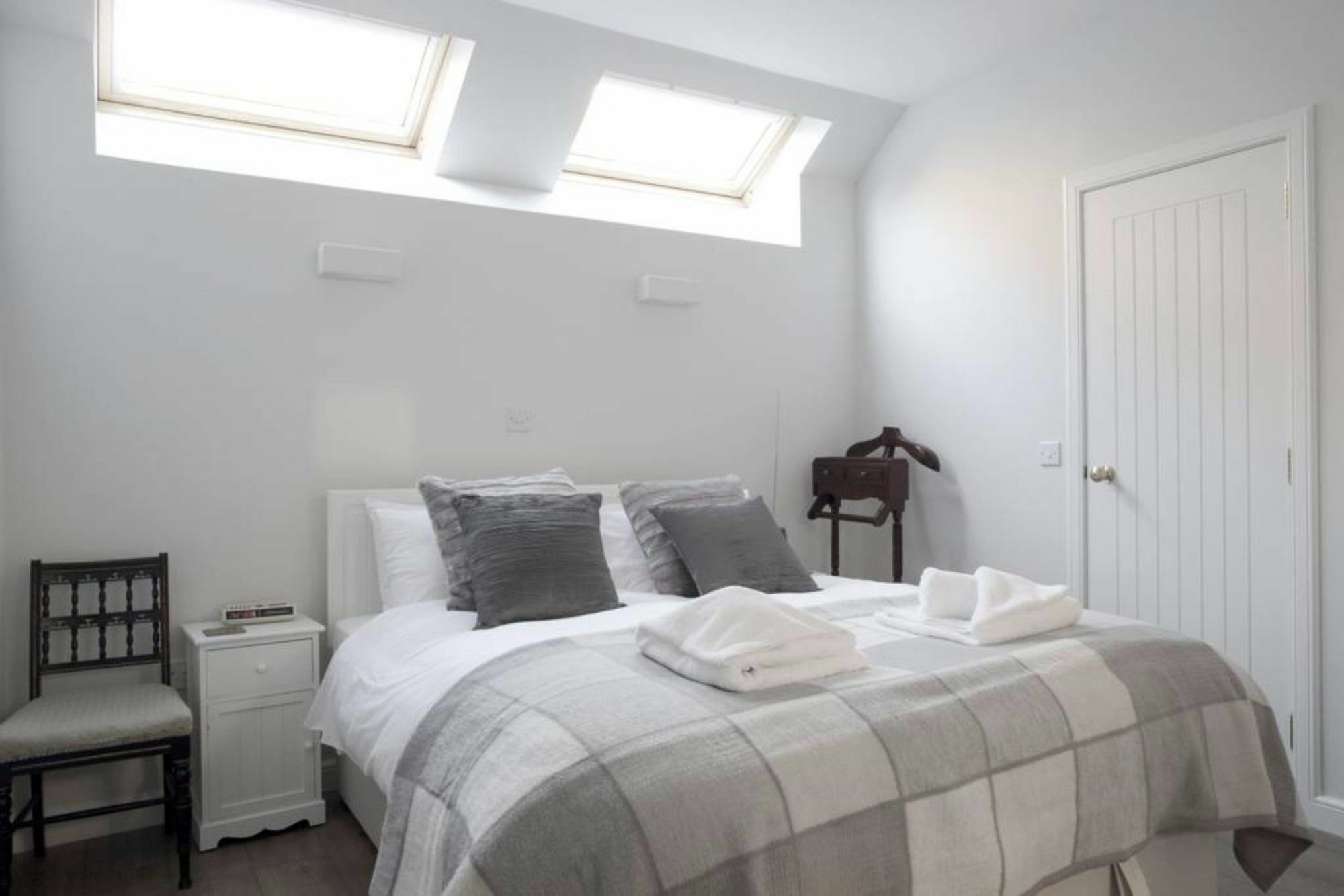 Quiet Ground Floor Mews Flat And Parking Apartment