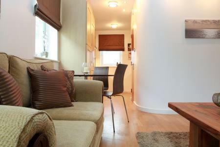 The Park - Holyrood Road With Free Parking Apartment *