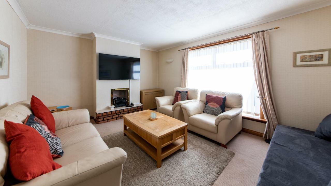 3 Bed House W/drive&garden V/fast Wifi Near Bioquarter Ferienhaus EDI