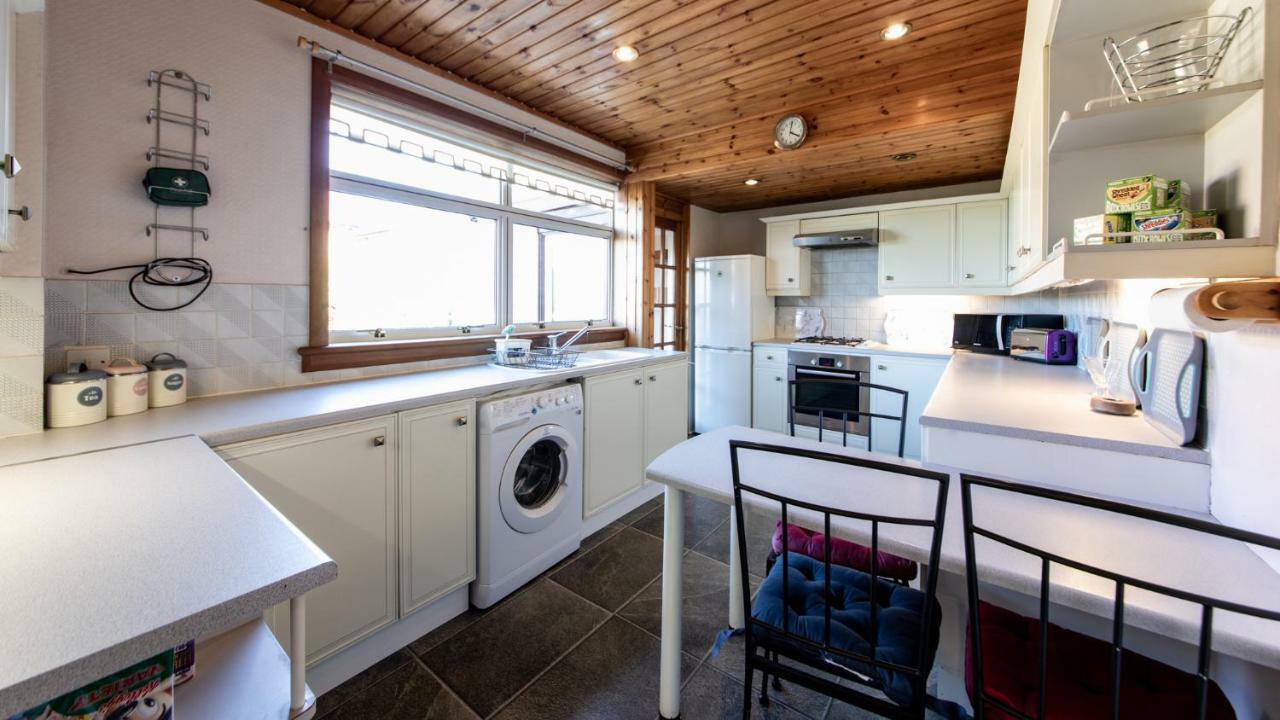 3 Bed House W/drive&garden V/fast Wifi Near Bioquarter Ferienhaus EDI
