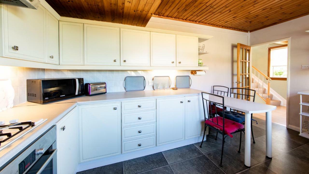 3 Bed House W/drive&garden V/fast Wifi Near Bioquarter *