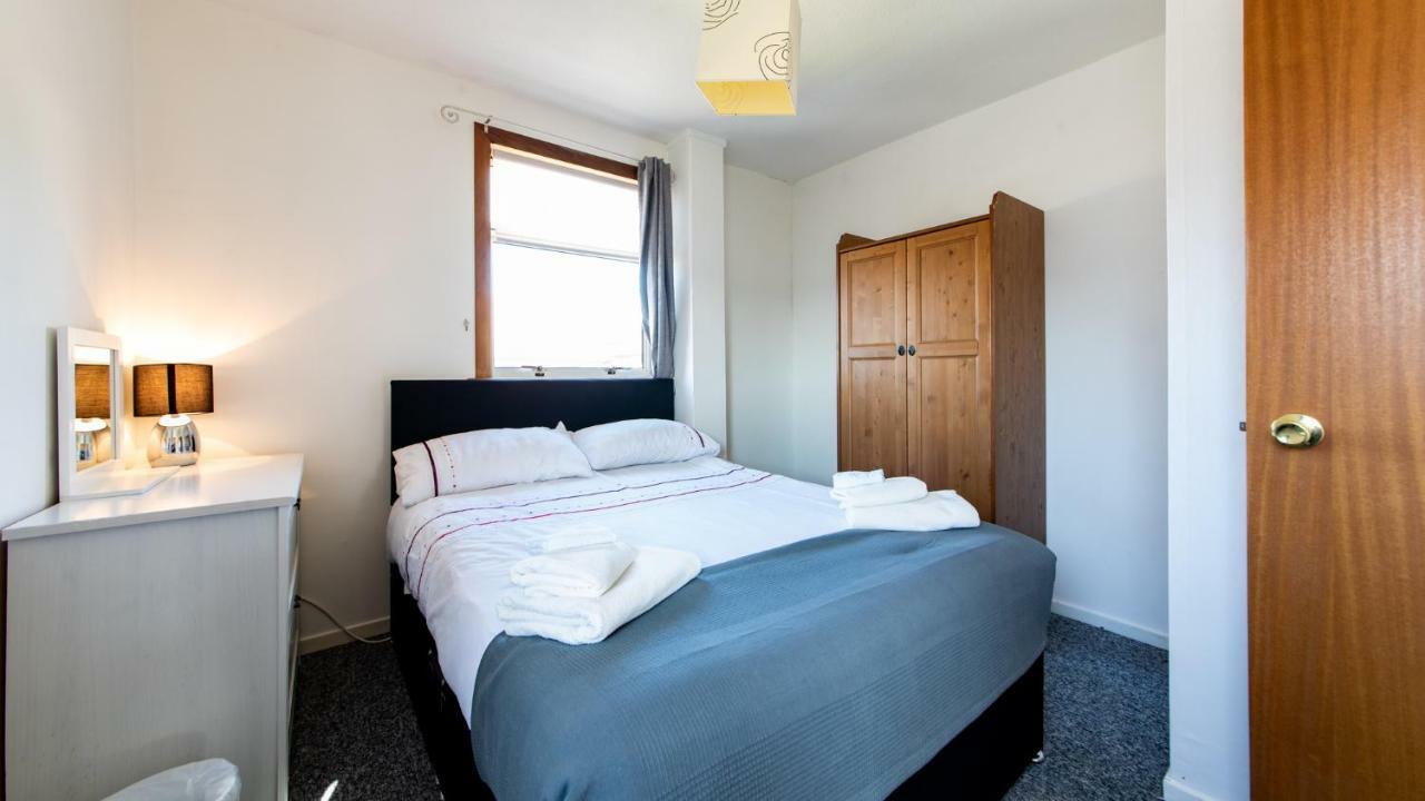 3 Bed House W/drive&garden V/fast Wifi Near Bioquarter Ferienhaus *