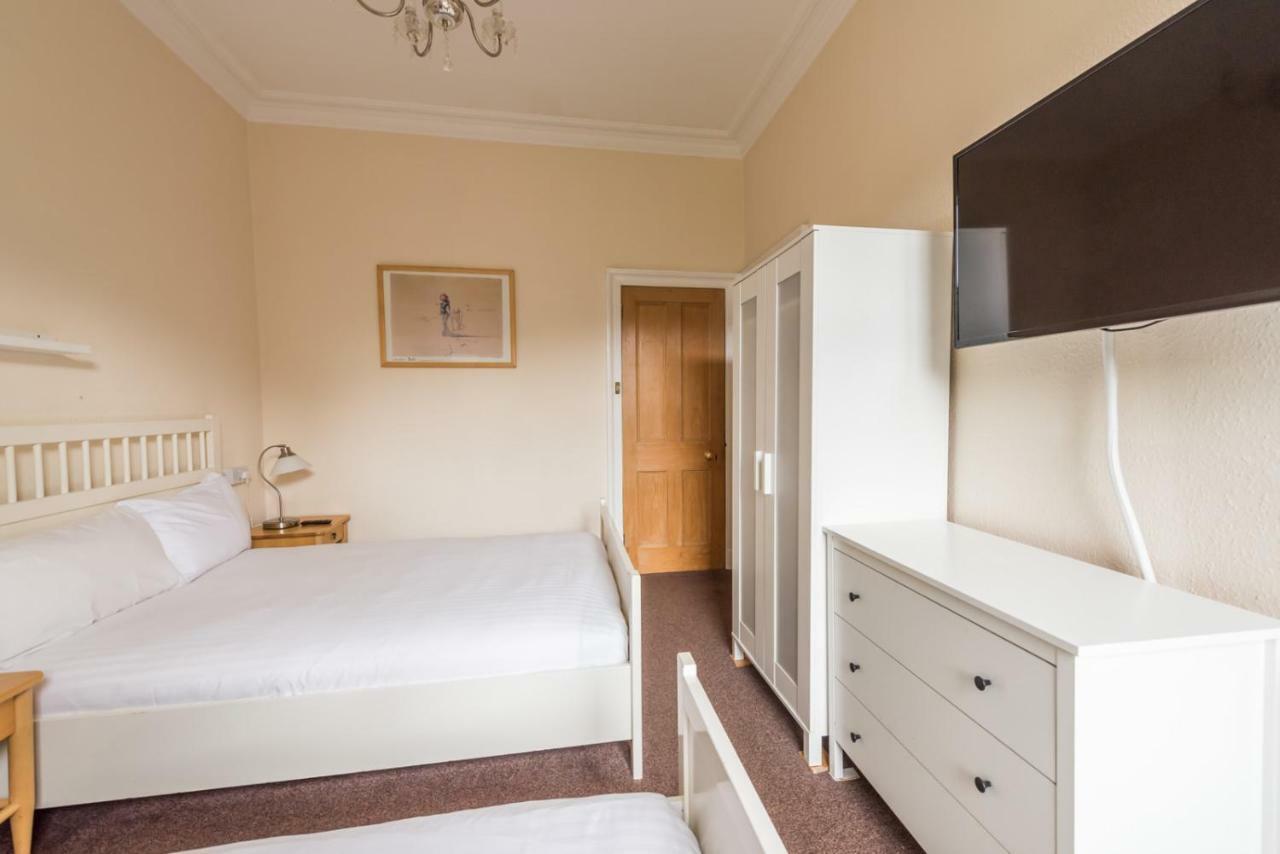 Apartment 3 Bed Overlooking Meadows Park *