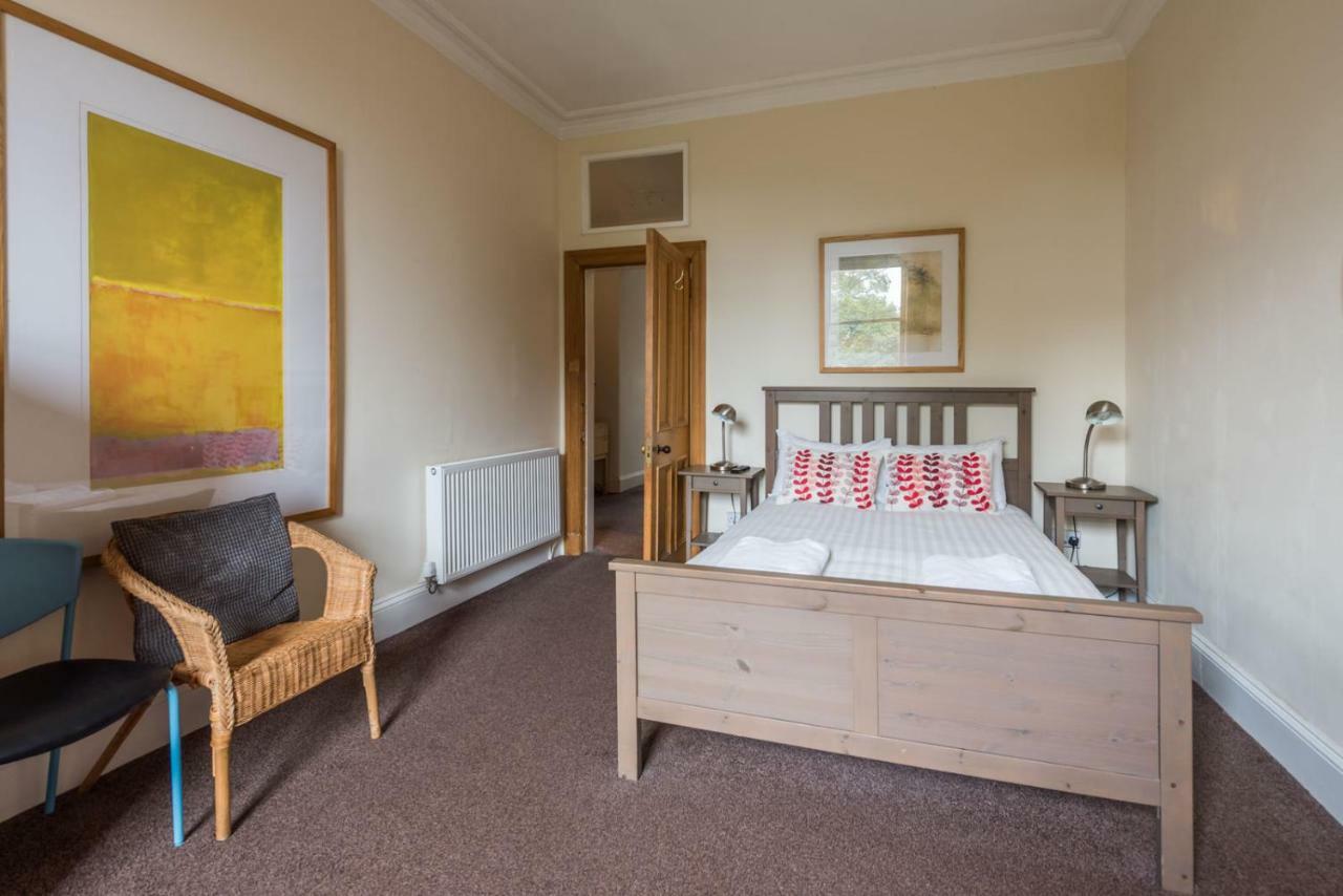 Apartment 3 Bed Overlooking Meadows Park *