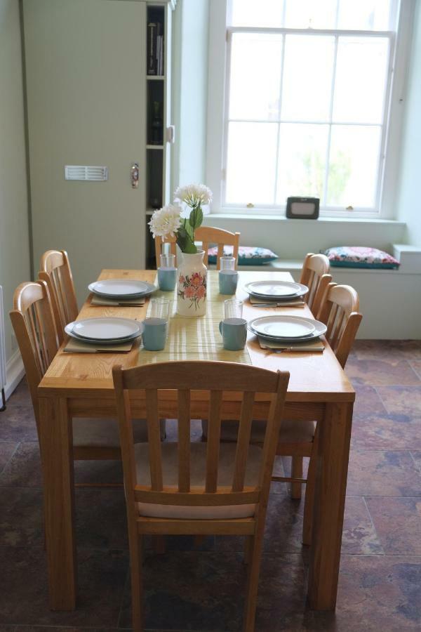Apartment Stylish New Town Property: With Secure Off Street Parking *