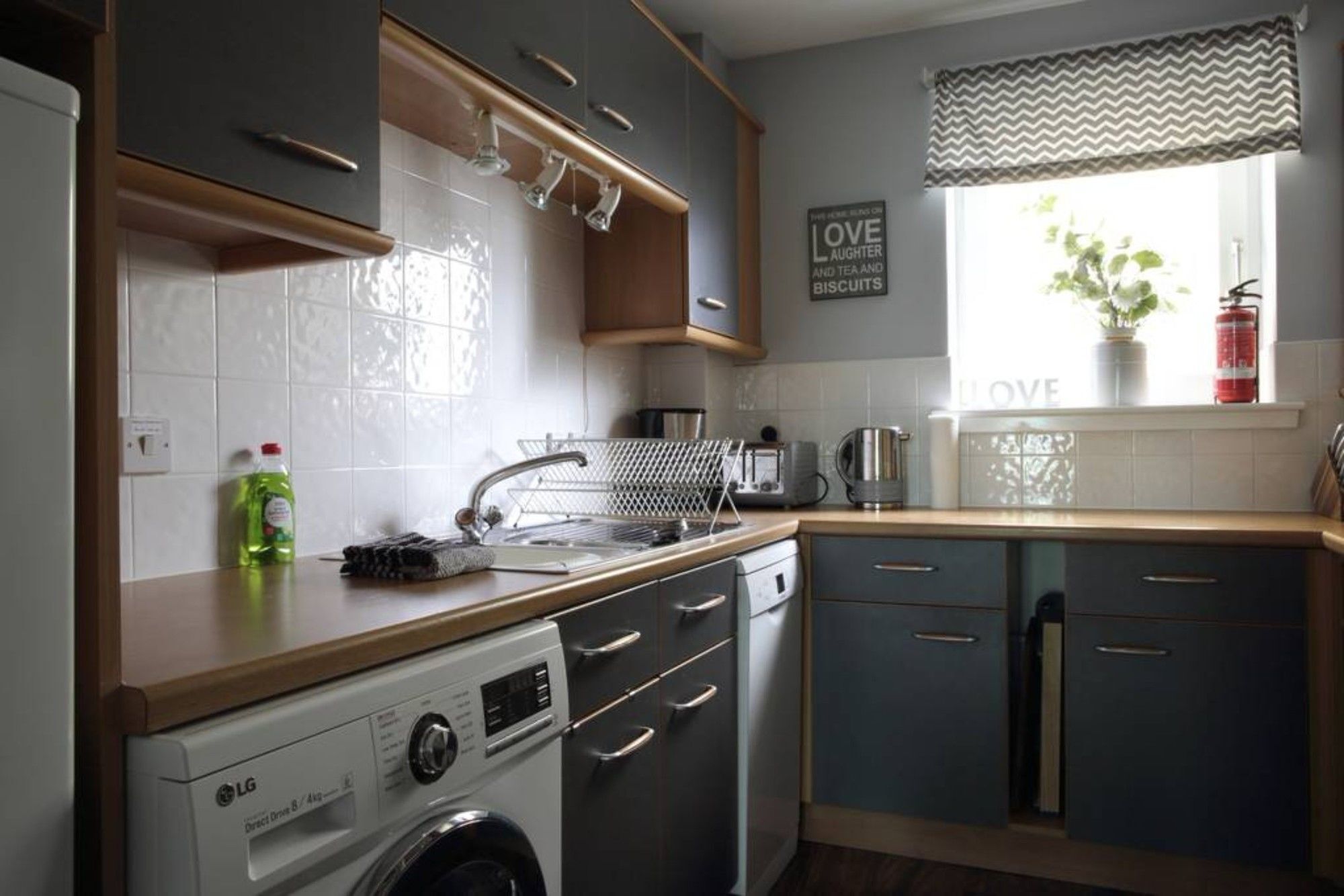 2 Bedroom Flat With Garage Parking *