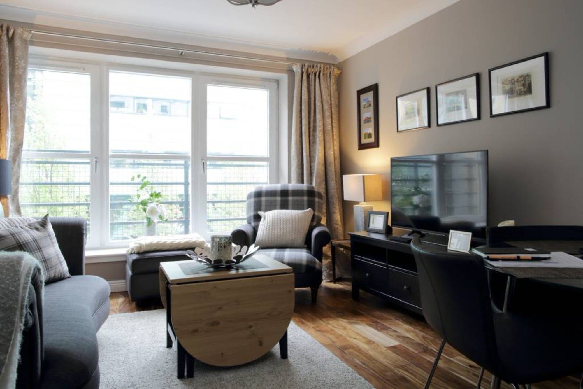 2 Bedroom Flat With Garage Parking Apartment *