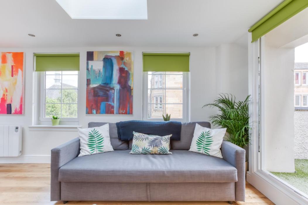 Apartment Bright 3 Bed Flat With Pool & Parking