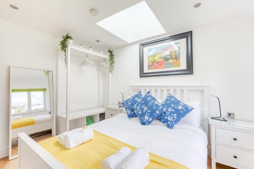 Bright 3 Bed Flat With Pool & Parking *