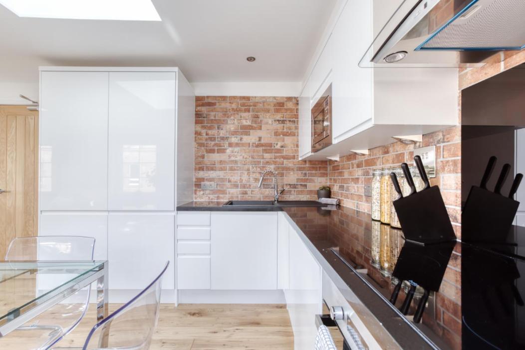 Apartment Bright 3 Bed Flat With Pool & Parking