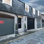 Queensferry Street Lane - Fantastic 2 Bedroom City Centre Mews House With Free Secure Parking!
