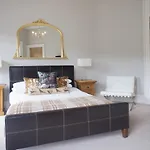 Windsor Street Apartment