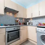 Bright And Modern Causewayside Apartment