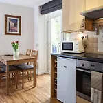 Ground Floor, 1 Bedroom Edinburgh Apartment With Double Bed