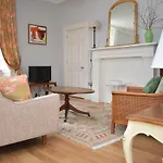 Bernard St - Bright And Spacious 1 Bed Apartment At The Shore!