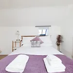Spacious 4 Bedroom Apartment Near Meadows