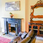 Newly Furnished 2 Bedroom Apartment On Leith Walk