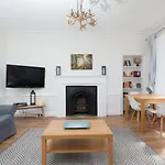 Spacious 4 Bedroom Apartment Near Meadows